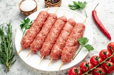 Baharatlı ve otlu çiğ et sosisleri 