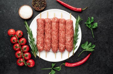 Baharatlı ve otlu çiğ et sosisleri 