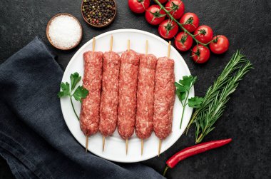 Baharatlı ve otlu çiğ et sosisleri 