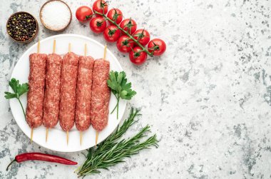 Baharatlı ve otlu çiğ et sosisleri 