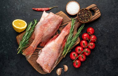 Metin için baharatlı çiğ balık.