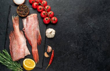 Metin için baharatlı çiğ balık.