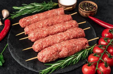 Baharatlı ve otlu çiğ et sosisleri 