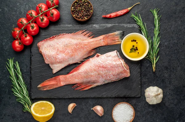 Roher Fisch Mit Gewürzen Freiraum Für Text — Stockfoto