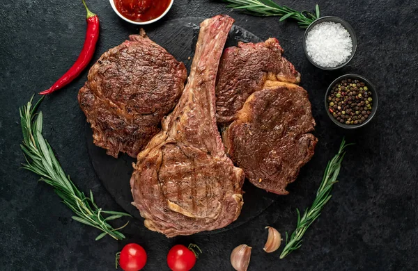Grillezett Hús Fűszerekkel Fűszernövényekkel Fekete Alapon — Stock Fotó