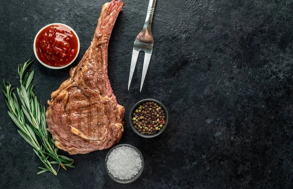Grillat Kött Med Kryddor Och Örter Svart Bakgrund — Stockfoto