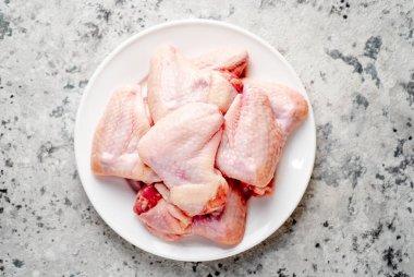 Hafif arka planda çiğ tavuk kanadı. Üst Manzara. Metnin için boş yer