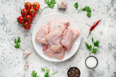 Hafif arka planda baharat ve bitkilerle çiğ tavuk kanadı. Üst Manzara. Metnin için boş yer