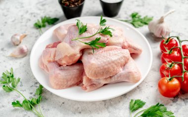 Hafif arka planda baharat ve bitkilerle çiğ tavuk kanadı. Üst Manzara. Metnin için boş yer