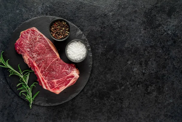 Rauwe Biefstuk Met Specerijen Kruiden Zwarte Achtergrond — Stockfoto