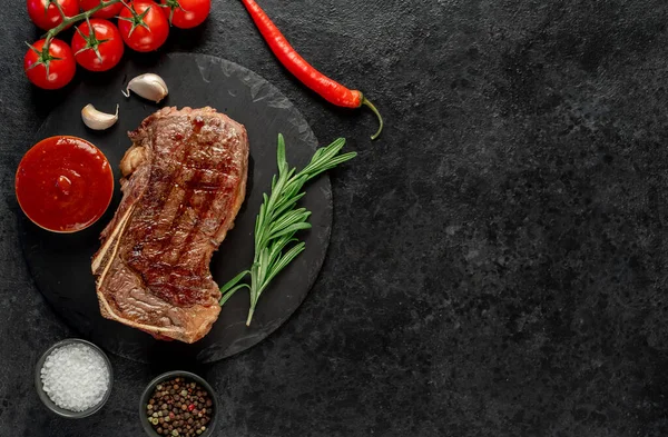 Gegrilde Biefstuk Met Specerijen Kruiden Zwarte Achtergrond — Stockfoto