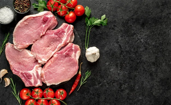 Rauwe Biefstuk Met Specerijen Kruiden Zwarte Achtergrond — Stockfoto
