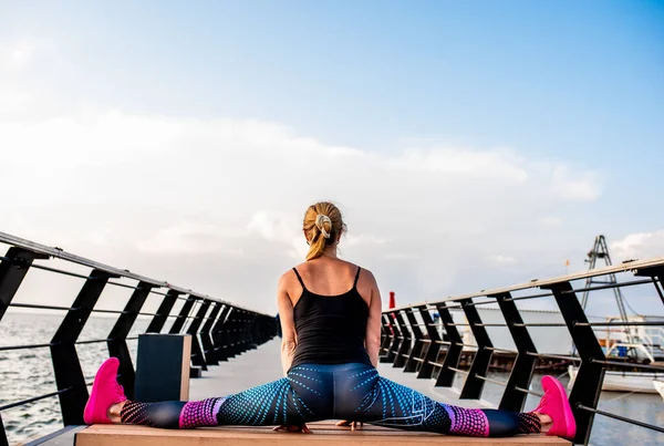 Ung Kvinna Gör Yoga Vallen Gryningen Med Utsikt Över Havet — Stockfoto