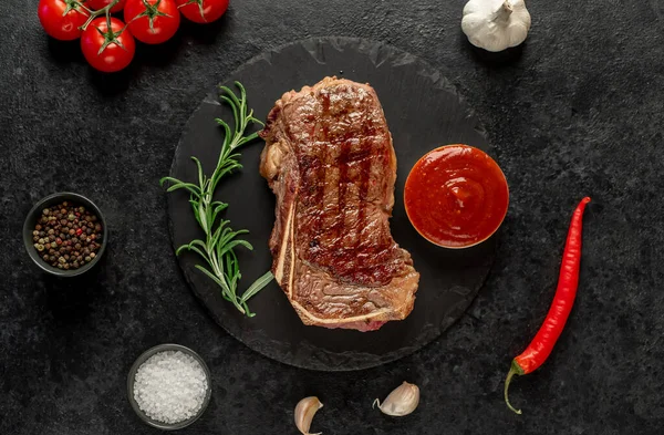 Grilovaný Hovězí Steak Kořením Bylinkami Černém Pozadí — Stock fotografie