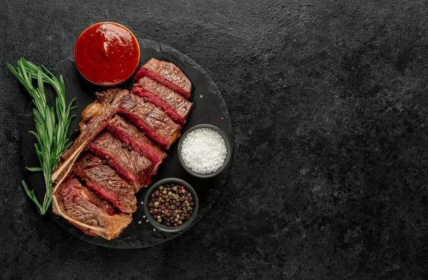 Bistecca Manzo Alla Griglia Con Spezie Erbe Fondo Nero — Foto Stock