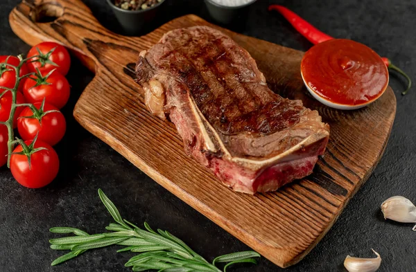 Grilovaný Hovězí Steak Kořením Bylinkami Černém Pozadí — Stock fotografie