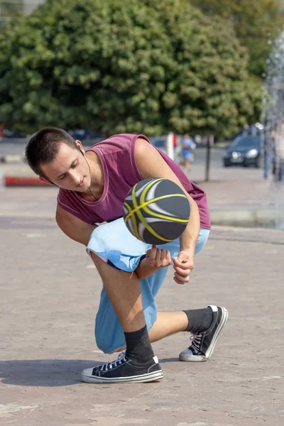 genç adam topu hokkabazlık.