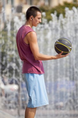 bir basketbol ile adam.