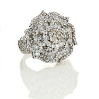 değerli taşlar ile ring.