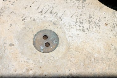 Dairesel pirinç kapağı paslanmış..