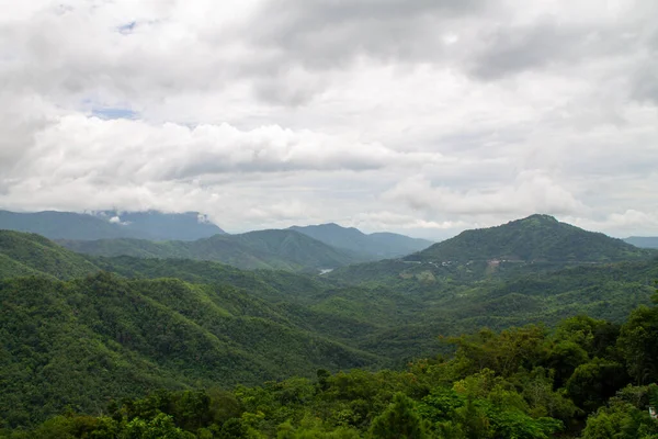 Hermoso Paisaje Montañoso Con Picos Cubiertos Bosques Cielos Nublados — Foto de Stock