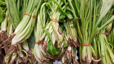Eryngium foetidum, Tayland pazarında satılık lastiklerle bağlantılı..