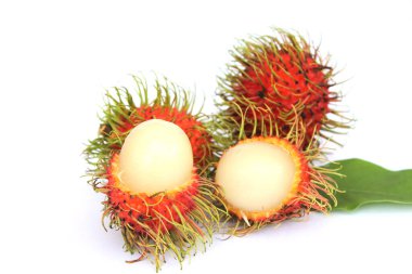 Tatlı rambutan, Tayland 'da popüler meyve, beyaz arka planda izole edilmiş. İçindeki tohumları ortaya çıkarmak için deriyi soy. Yapraklarla