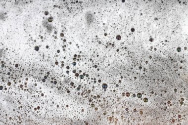 Deterjan köpükleri atık suda yüzer..