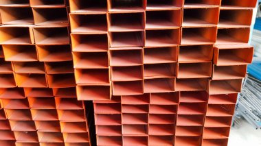 Metal boru karbon çelik boru bölüm paslanmaz çelik çubuklar üst üste yığılır metal ürün deposunda.