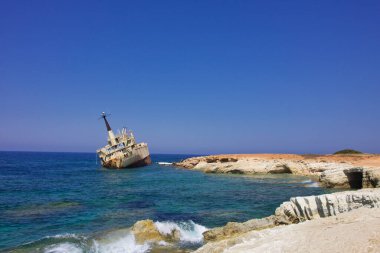 EDRO III Kıbrıs Rum Kesimi 'ndeki Deniz Mağaraları yakınlarındaki kayalıklarda dinleniyor.