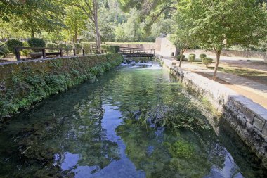 Zadar Hırvatistan 'da tarihi ahşap pencere panjurlarını kapatarak, şehrin zengin tarihi ve Akdeniz cazibesini gözler önüne seren geleneksel bir Dalmaçya binasının mimari detaylarını gözler önüne serdi.