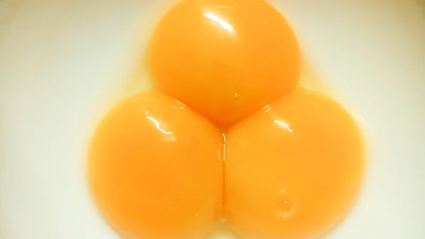 Tři Vaječné Žloutky Zavřít — Stock fotografie