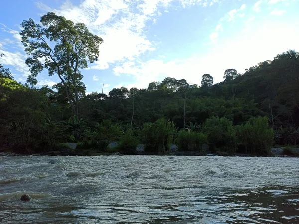 Rio Poderoso Águas Escuras Torrenciais — Fotografia de Stock