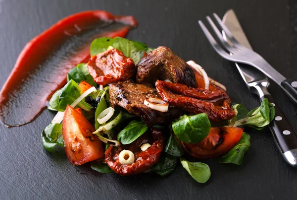 Salade met rundvlees en groenten — Stockfoto