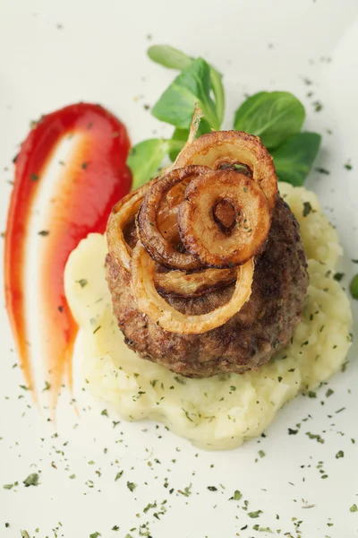 Kartoffelbrei und Fleischschnitzel — Stockfoto