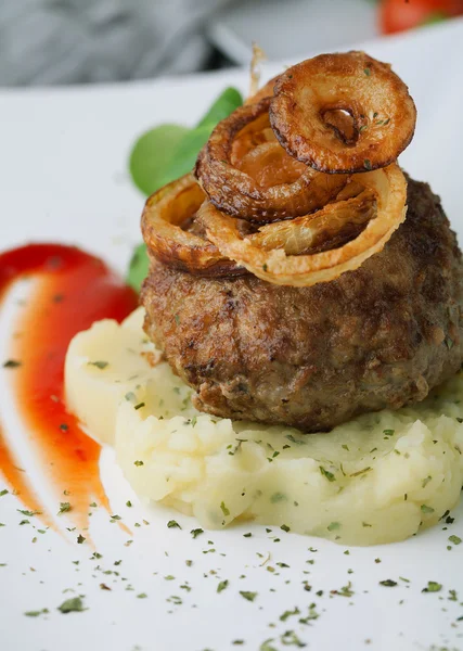 Kartoffelbrei und Fleischschnitzel auf einem Teller — Stockfoto