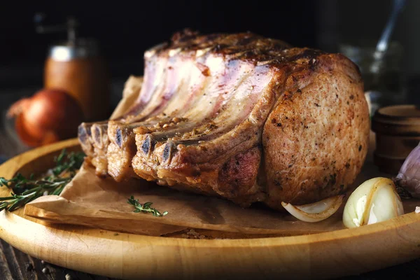 Жареная свиная отбивная со специями, чесноком и луком — стоковое фото