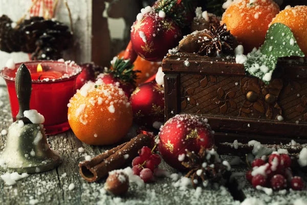 マンダリンと雪とクリスマス ツリー — ストック写真
