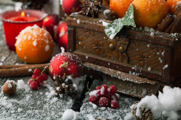 マンダリンと雪とクリスマス ツリー — ストック写真