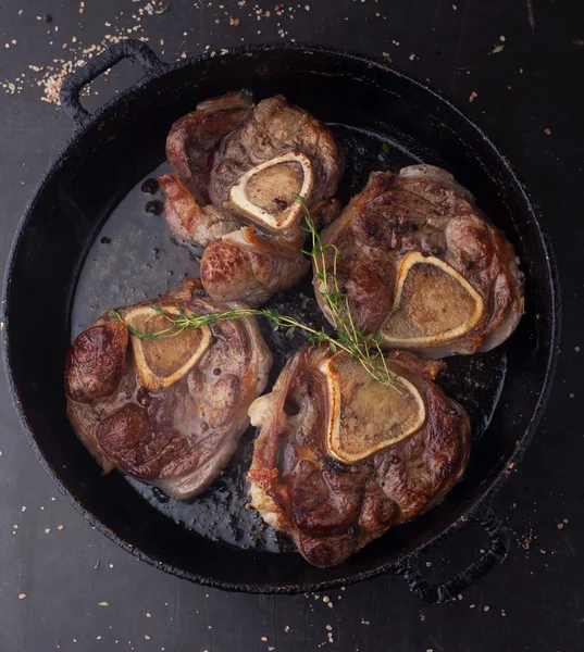 Смажена яловичина осебуко на сковороді — стокове фото