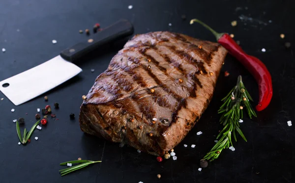 Gegrilde biefstuk met kruiden, rozemarijn en chilipepertjes — Stockfoto