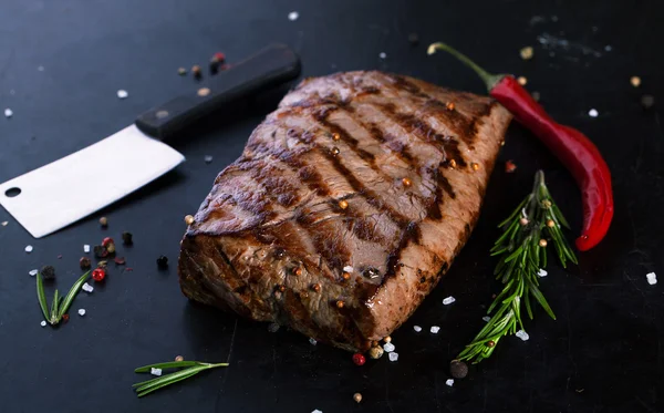 Bistecca di manzo alla griglia con spezie, rosmarino e peperoncino — Foto Stock