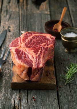 Biber ve tuz ile çiğ taze et antrikot biftek 