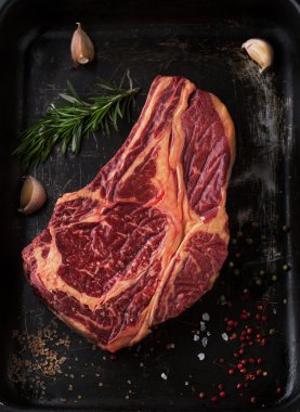 Biber ve tuz ile çiğ taze et antrikot biftek