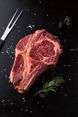 Biber ve tuz ile çiğ taze et antrikot biftek 