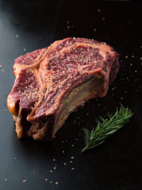 Biber ve tuz ile çiğ taze et antrikot biftek