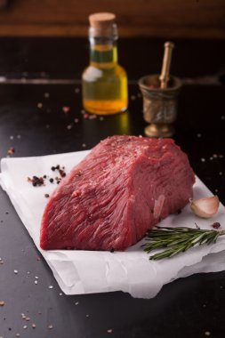 Biberiye, sarımsak ve baharat ile ham sığır eti biftek