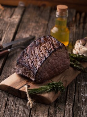 Izgara dana eti baharat ve sarımsak ile 