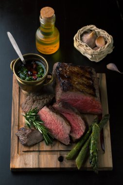 Orta az pişmiş ızgara sığır eti biftek dilimlenmiş 