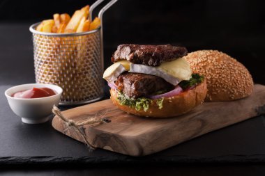 Et, peynir, salata ve patates kızartması ile lezzetli burger 